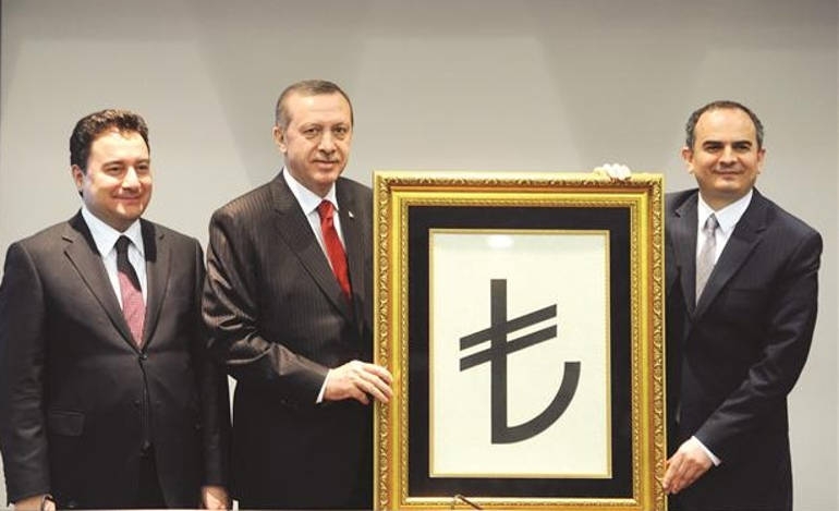 Ο Ρετζεπ Ταγίπ Ερντογάν, ως πρωθυπουργός παρουσιάζει το νέο σύμβολο της Τουρκικής Λίρας