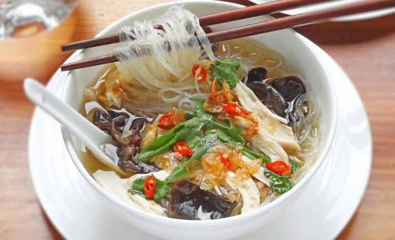 Chicken Noodle Soup (ασιατική κοτόσουπα): Η απόλυτη detox συνταγή μετά τις γιορτές