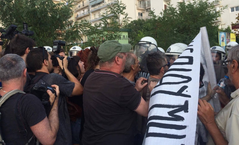 Ένταση μεταξύ ΜΑΤ και διαδηλωτών ενάντια στην αναγόρευση του Γιούνκερ σε επίτιμο διδάκτορα του ΑΠΘ - ΒΙΝΤΕΟ