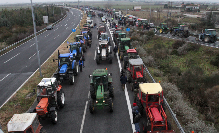 Οι αγρότες κλείνουν εθνικές οδούς και δρόμους προς τα σύνορα