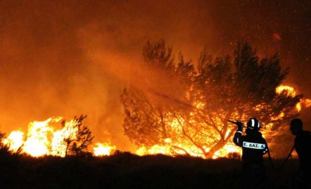 Νύχτα τρόμου στη Ζάκυνθο - Μάχη με τις φλόγες στις Μαριές (Video)