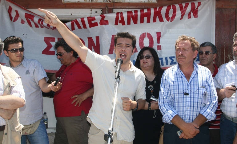 Ο πρόεδρος του ΣΥΡΙΖΑ, Αλέξης Τσίπρας ομιλητής το 2008 σε συγκέντρωση διαμαρτυρίας του Δήμου Καλυβίων για τις παραλίες στο Λαγονήσι. Δίπλα του ο τότε δήμαρχος Πέτρος Φιλίππου