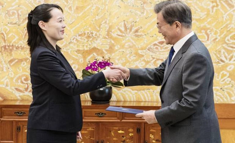 O πρόεδρος της Νότιας Κορέας υποδέχεται  με χειραψία την αδελφή του βορειοκορεάτη ηγέτη