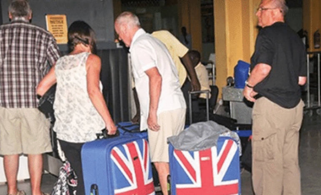 Η επιβολή καραντίνας σε όσους επιστρέφουν στη Βρετανία από 7 νησιά εκτοξεύει τις τιμές των εισιτηρίων