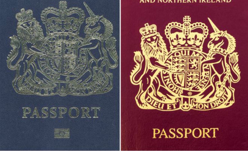 Τα βρετανικά διαβατήρια επιστρέφουν στο ρόγιαλ μπλου