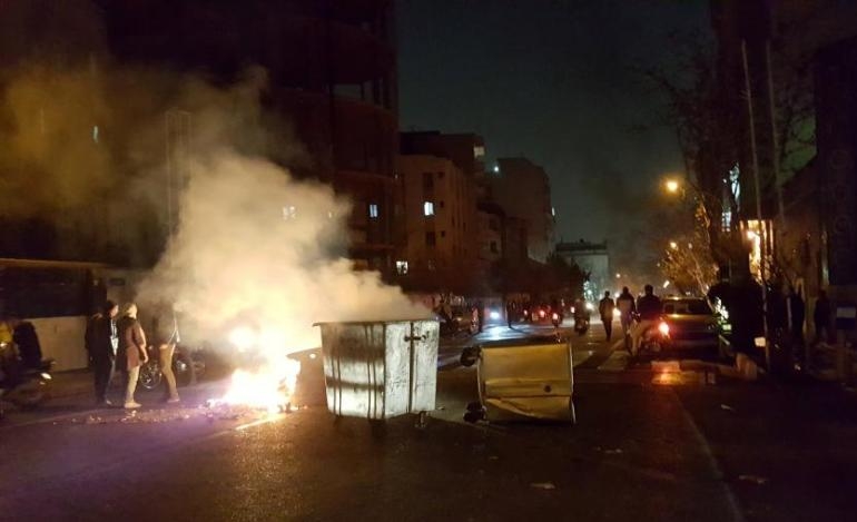 Εκτός ελέγχου το Ιράν: Συνεχίζονται οι συγκρούσεις διαδηλωτών-αστυνομίας