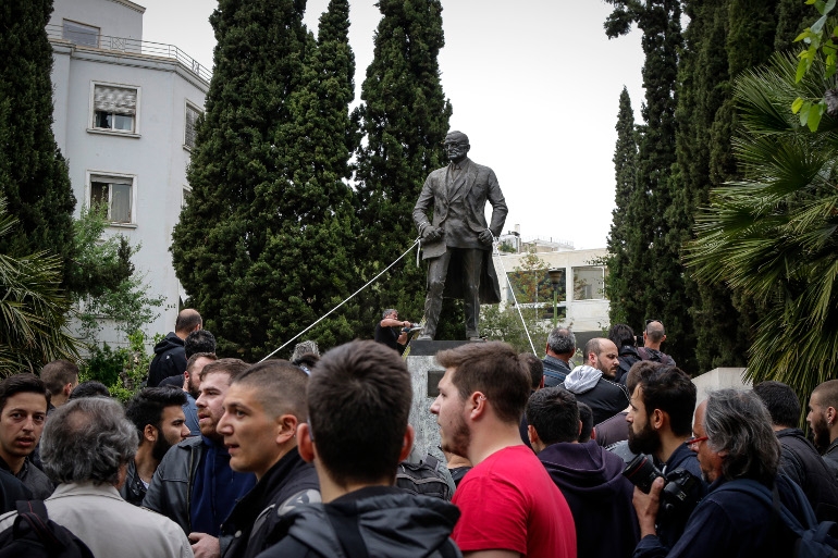 Διαδηλωτές επιχείρησαν να γκρεμίσουν το άγαλμα του Τρούμαν και να κόψουν τα πόδια του με τροχό