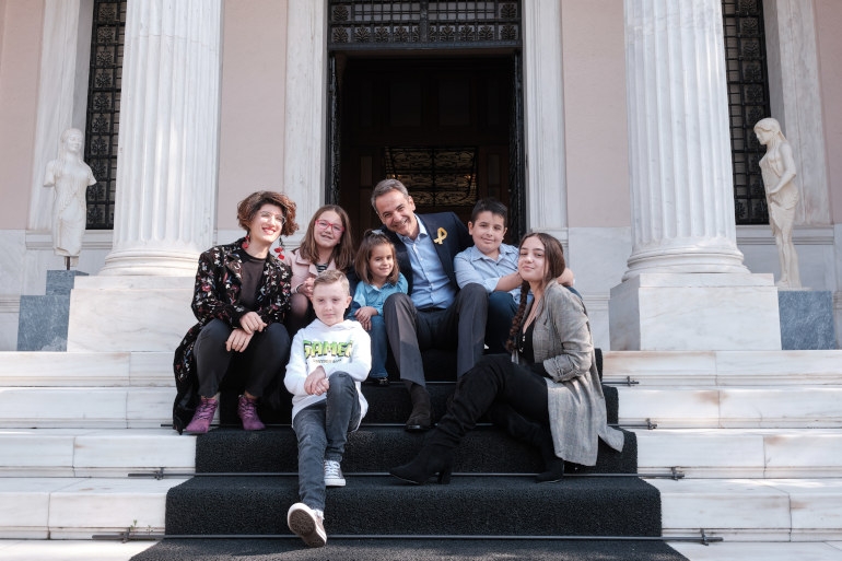 Συνάντηση Μητσοτάκη στο Μαξίμου με παιδιά-ήρωες που νίκησαν τον καρκίνο