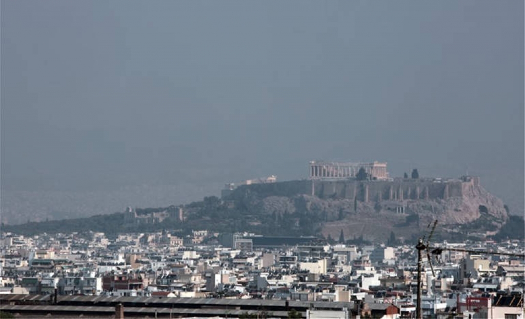 Στην Αθήνα έφτασαν οι καπνοί από τη μεγάλη φωτιά σε πευκοδάσος της Εύβοιας