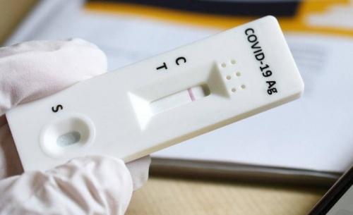 Στα φαρμακεία τα self tests για μαθητές και εμβολιασμένους εκπαιδευτικούς